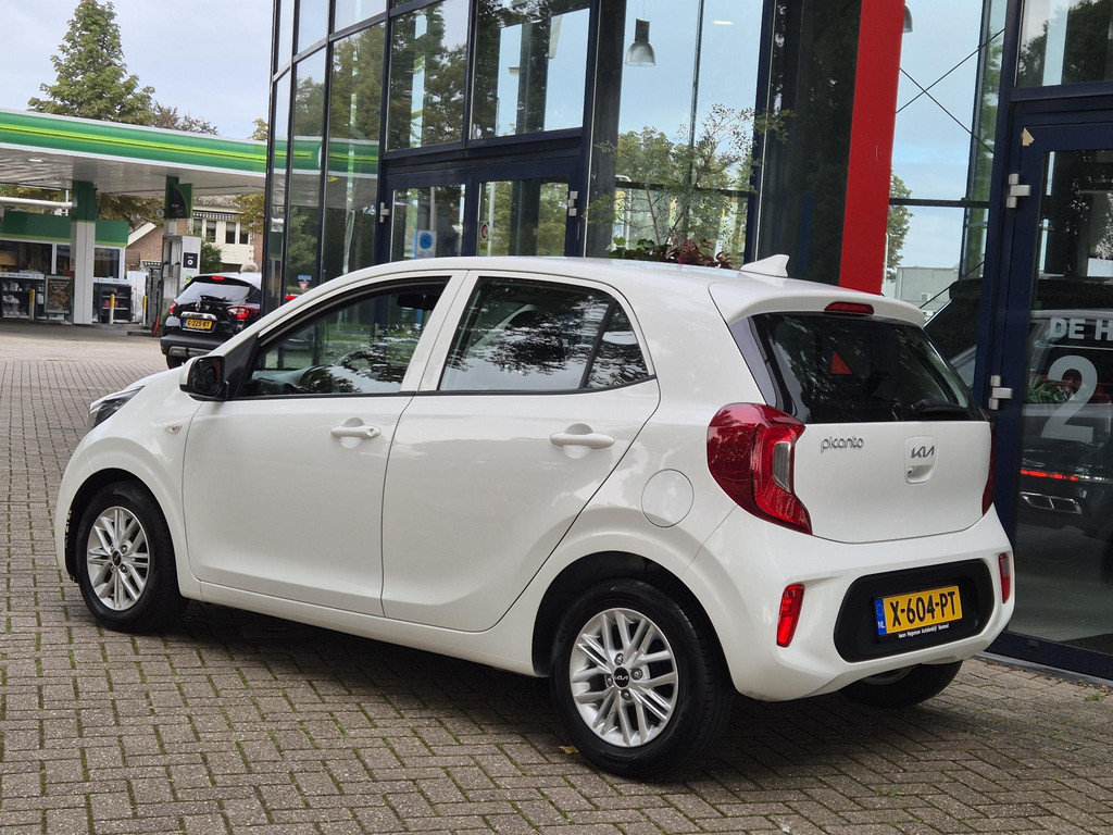 56823773-3.jpg